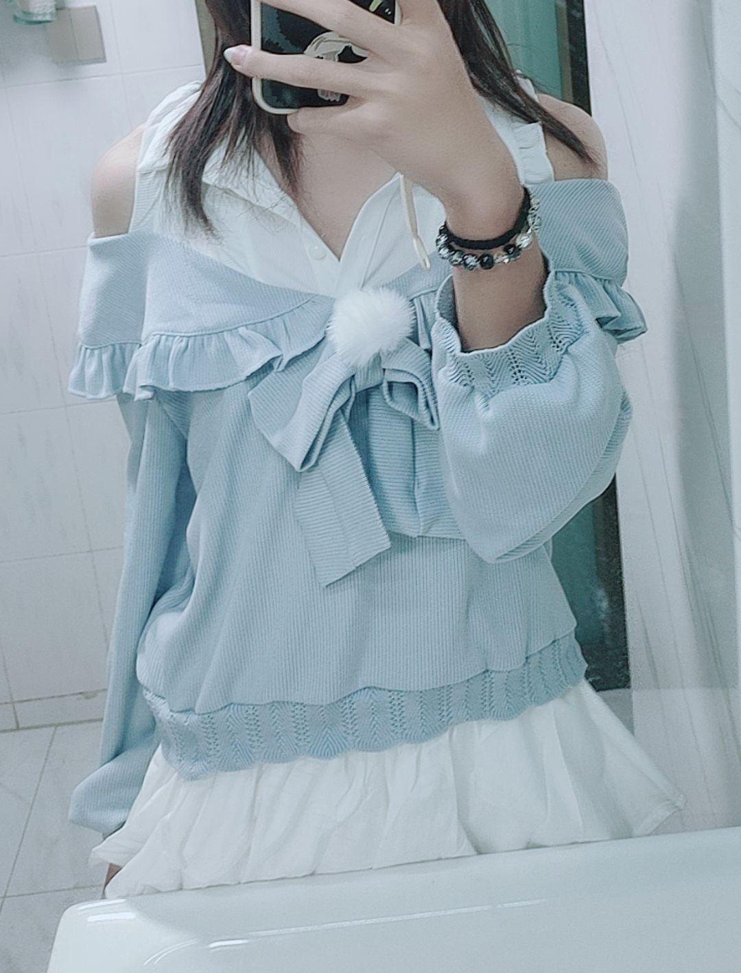 正在镜子面前臭美的小恋